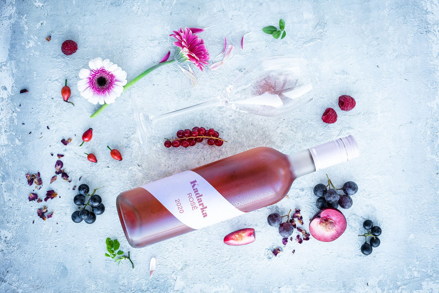 En flaske rosé vin på et bord