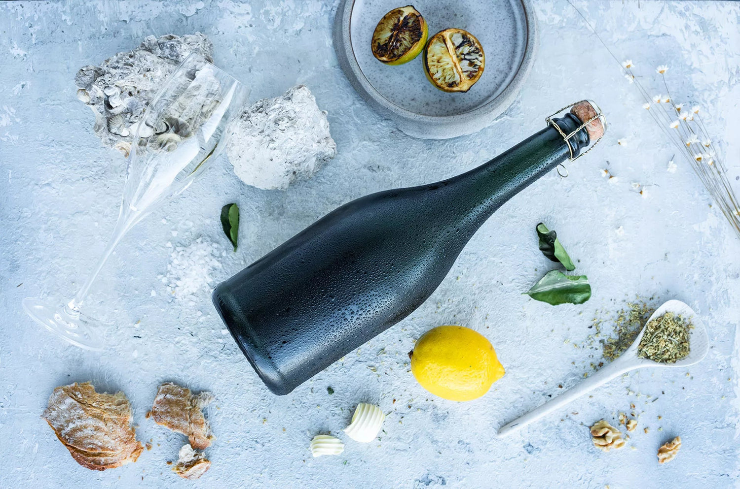 En flaske mousserende vin på et bord