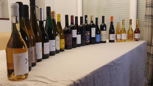 Ungarske vin på række på et bord