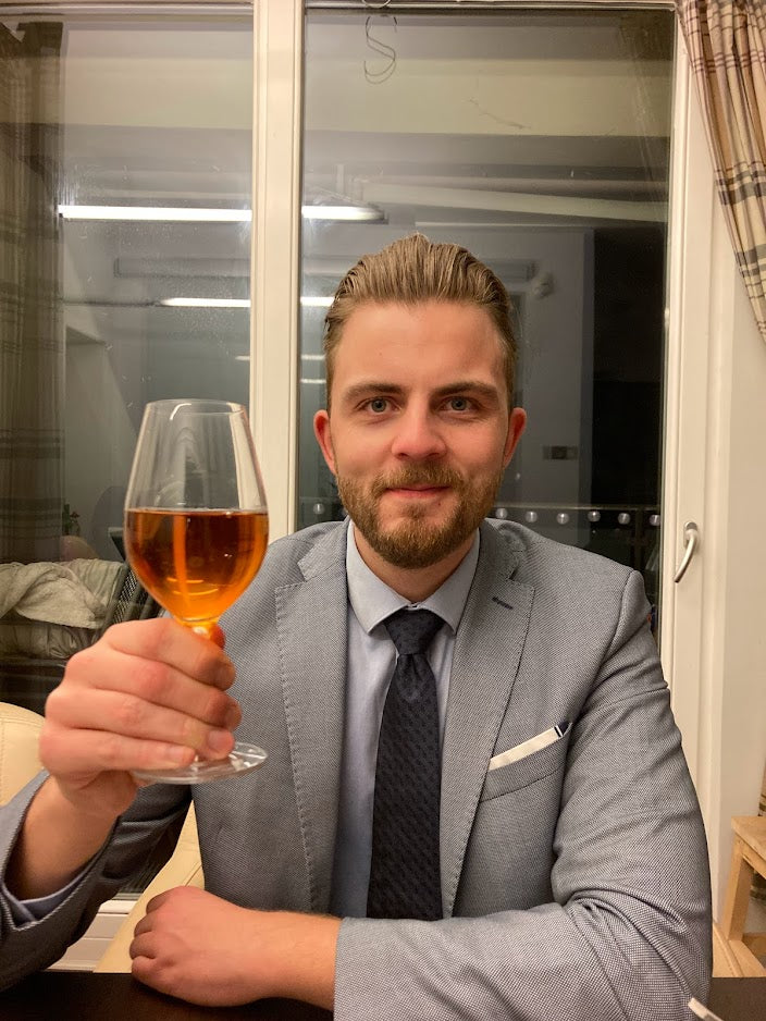 Kasper Christensen skåler i dessertvin